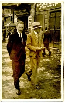 J&oacute;zef Koziejowski spaceruje Krakowskim Przedmieściem