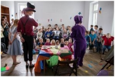 Aktorzy i dziecięca publiczność "śniadania z Alicją" w lubelskim "Domu Słów"