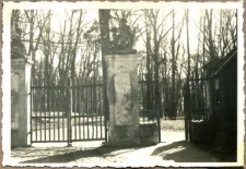 Jedna z bram wejściowych do parku w Puławach