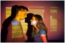 Poezja z cybernetyką, publiczność instalacji multimedialnej MironaTee w lubelskim "Domu Sł&oacute;w"