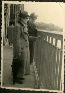 Cecylia Truchlińska i Danuta Koziejowska na moście puławskim