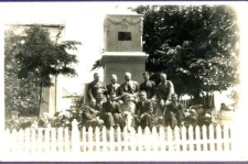 Pamiątkowe zdjęcie z wojskowymi w Puławach