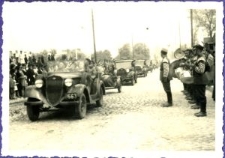 Kondukt samochod&oacute;w biorący udział w defiladzie