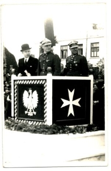 Defilujących żołnierzy oglądają generał Rydz-Śmigły i wicestarosta puławski J&oacute;zef Koziejowski