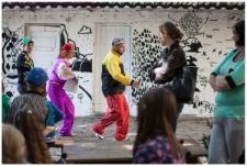 Spektakl "Dzi&oacute;b w dzi&oacute;b", M.Prześlugi w słuchalni bajek na podw&oacute;rku "Domu Sł&oacute;w".