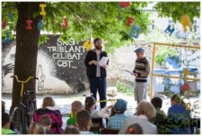 Podwórko "Domu Słów" scenografią i sceną słuchowiska "Dziób w dziób"