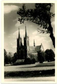 Garb&oacute;w, widok na wieże kościoła