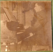 Tomasz Bielski przy pianinie