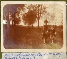 Hania i Miecio Bielscy z psem Dżekim