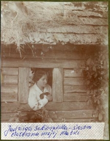 Jadwiga Sobierańska w oknie chałupy