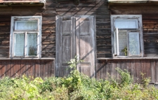 Elewacja domu drewnianego przy ul. Chełmskiej 33 w Wojsławicach