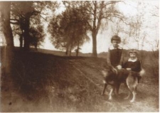 Z siostrą Hanią i psem w Pokaniewie