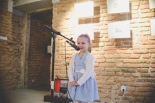 Mała uczestniczka V Przedszkolnego Przeglądu Recytatorskiego w "Domu Sł&oacute;w"