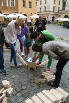 W układaniu makiety średniowiecznego miasta uczestniczyli uczniowie SP nr 43 w Lublinie