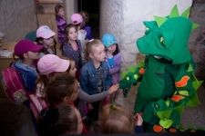 Żmij wita uczestnik&oacute;w pokazu animacji w Lubelskiej Trasie Podziemnej