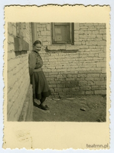 Anna Łysakowska - fotografia na tle szkoły podstawowej w Gardzienicach