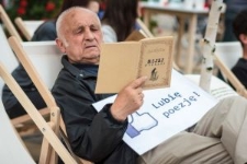 Fotografie przechodni&oacute;w ze sloganem "Lubię poezję", promocja Festiwalu "Miasto Poezji" 2015