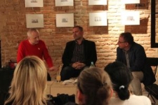 Wojciech Bonowicz w czasie spotkania autorskiego w "Domu Sł&oacute;w"