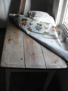 Drewniany st&oacute;ł kuchenny, wyposażenie kuchni Domu Szewca Fawki w Wojsławicach