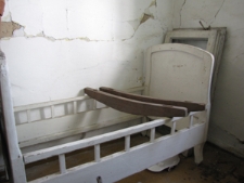 Kołyska z biegunami, wyposażenie tzw. saloniku Domu Szewca Fawki w Wojsławicach