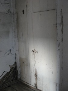 Drzwi kuchenne w Domu Szewca Fawki w Wojsławicach