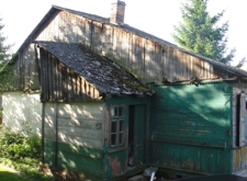 Kuczka przy p&oacute;łnocnej ścianie Domu Szewca Fawki w Wojsławicach