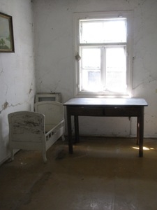 Wnętrze tzw. saloniku w Domu Szewca Fawki w Wojsławicach