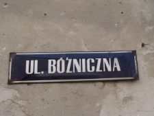 Współczesna tablica z nazwą ulicy Bóźnicznej w Kraśnikuu
