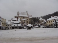 Rynek w Kazimierzu Dolnym, w tle kości&oacute;ł farny