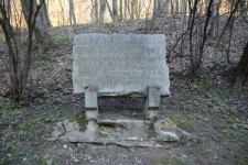 Tablica pamiątkowa na cmentarzu żydowskim w Kazimierzu Dolnym