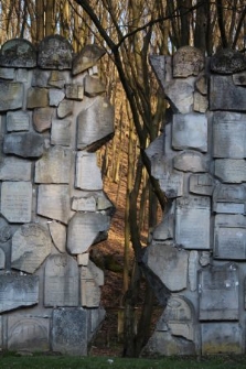 "Pęknięcie” w pomniku, symbolizujące tragiczny los polskich Żydów w czasie II wojny światowej, cmentarz żydowski w Kazimierzu Dolnym