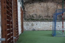 Mur otaczający szkolne boisko w kt&oacute;rym widoczne są fragmenty macew ze starego cmentarza żydowskiego w Kazimierzu Dolnym