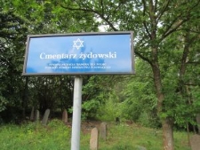 Tablica informacyjna przy wejściu na cmentarz żydowski w Knyszynie