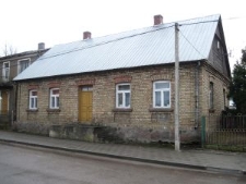 Przedwojenny murowany budynek przy ulicy Białostockiej 30 w Knyszynie