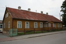 Drewniany budynek manufaktury tkackiej przy ulicy Białostockiej 38 w Knyszynie (ok. 1800 rok)