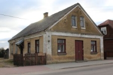 Przedwojenny murowany budynek przy ulicy Goniądzkiej 13 w Knyszynie