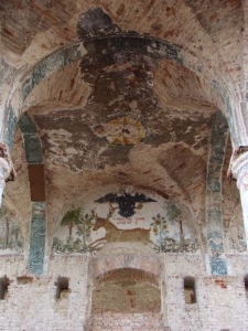 Zachowane fragmenty polichromii we wnętrzu synagogi w Orli