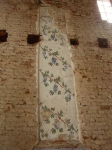 Polichromia z końca XVIII wieku - skośne pasy winorośli na pilastrze przyściennym we wnętrzu synagogi w Orli