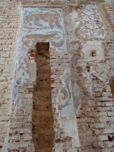 Zachowane fragmenty polichromii we wnętrzu synagogi w Orli