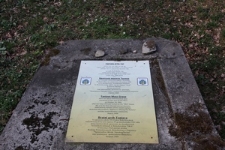 Masowy gr&oacute;b w lesie w Taniawie za Bolechowem