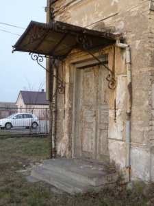 A decorative door canopy made of cast-iron at the door of a former hospital support building at 96 Grodzieńska street in Knyszyn (1910-1911)