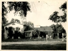 Dwór w Żabiej Woli z rozbudowanym aneksem