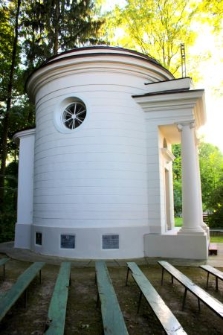 Kaplica dworska w kształcie rotundy usytuowana w północnym skraju parku pałacowego w Romanowie