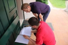 Tomasz Czajkowski i Filip Jaroszyński przy dworze z Moniak