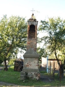 Zdewastowana kapliczka cmentarna w Lubomlu
