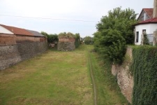 Mury obronne oraz fosa zamku w Dubnie