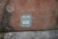 Tablica pamiątkowa na synagodze w Dubnie