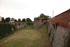 Mury obronne oraz fosa zamku w Dubnie