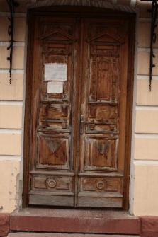 Zabytkowe drewniane drzwi w Dubnie