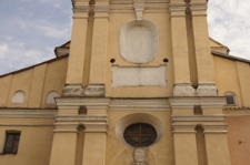G&oacute;rna część fasady kościoła pw. św. Katarzyny Aleksandryjskiej (1620-1638) w Szczebrzeszynie